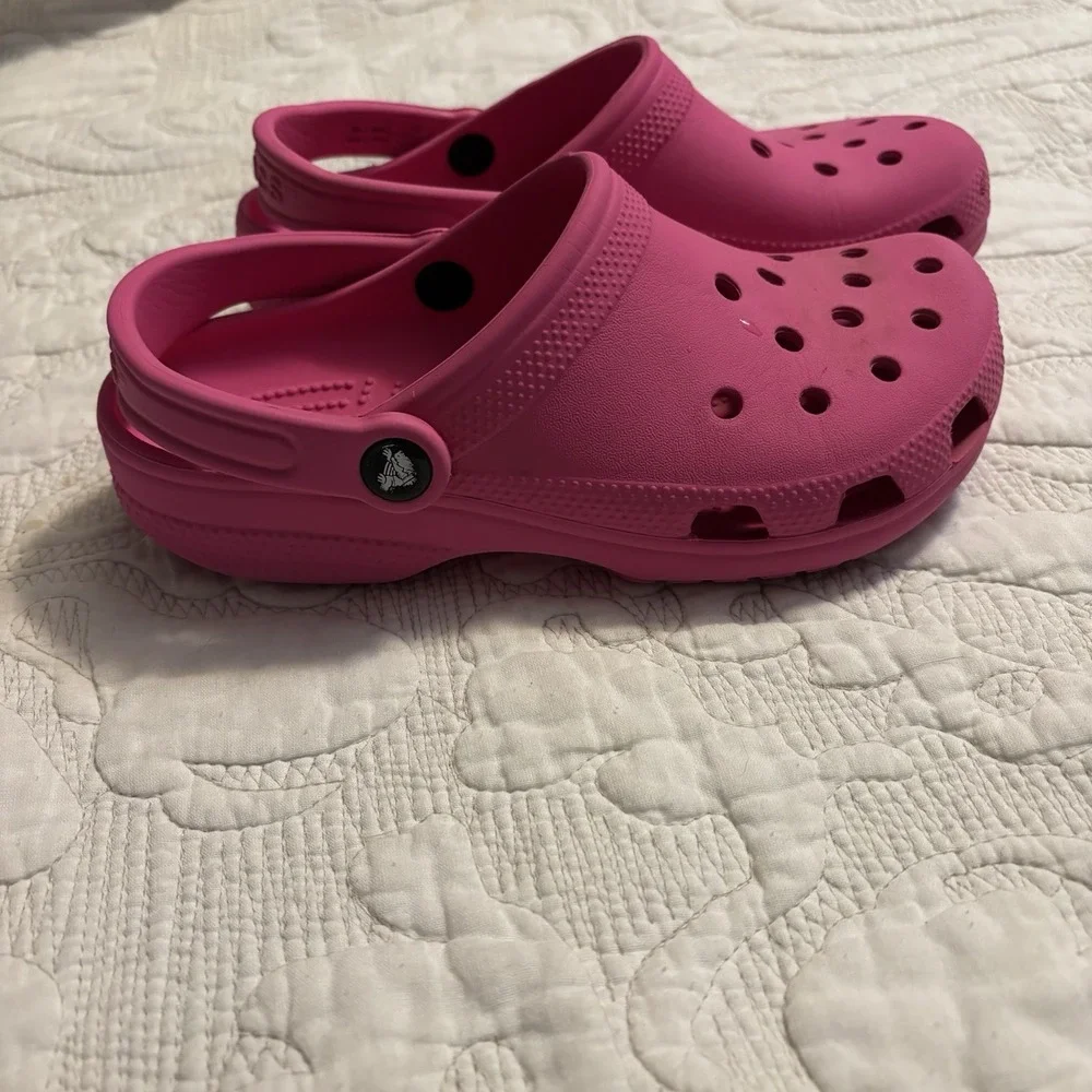 Crocs Youth/Junior Girls Size 4 Hot Pink Slip On Clog, Lightweight Strap W/ Logo - Picture 3 of 9